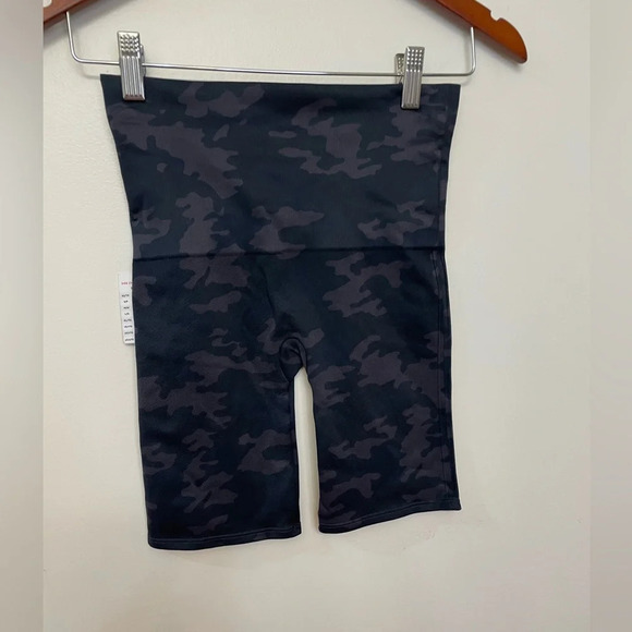 NWT SPANX|| Look At Me Now Bike Shorts Black Camo,Size Medium - Picture 5 of 6